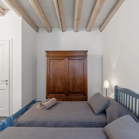 At The Pier Of - The House Of Travelers Apartament